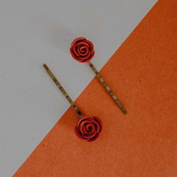 Kreatív termékfotó süthető gyurmából készült rózsával díszetett hajtűkről